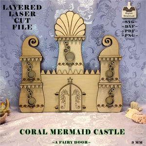 Puede incluir: Un archivo de corte láser en capas de un castillo de sirenas de coral de madera. El castillo presenta una torre central con una parte superior en forma de concha, dos torres laterales y una puerta con diseños de caballitos de mar. También se ve el texto "CORAL MERMAID CASTLE" y "A FAIRY DOOR".
