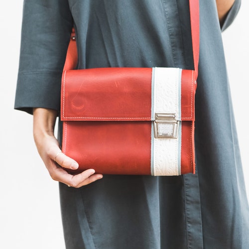 Leather bag, shoulderbag women, handmade, natural leather, leather crossbody bag, leather, saddle bag, school, nostalgia, shops HAEUTE-TONI M