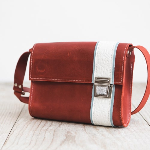 Leather bag, shoulderbag women, handmade, natural leather, leather crossbody bag, leather, saddle bag, school, nostalgia, shops HAEUTE-TONI M
