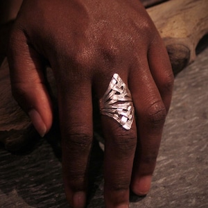 Anillo de hoja de palma, anillo largo de plata, anillo de plata esterlina martillado, anillo llamativo, anillo de noche, elegante joyería de plata, diseño original hecho a mano