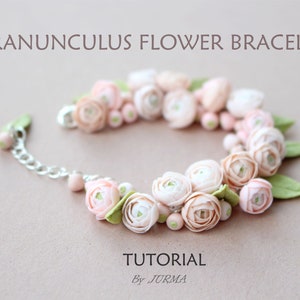Puede incluir: Un delicado brazalete hecho con flores de arcilla polimérica en tonos rosa y blanco. El brazalete presenta una cadena plateada y hojas verdes. El texto "RANUNCULUS FLOWER BRACELET TUTORIAL by JURMA" se muestra en la imagen.