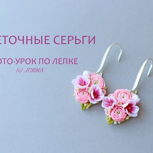 Puede incluir: Un par de pendientes florales rosas con ganchos plateados. Los pendientes están hechos de arcilla polimérica y presentan un grupo de flores rosas y blancas.