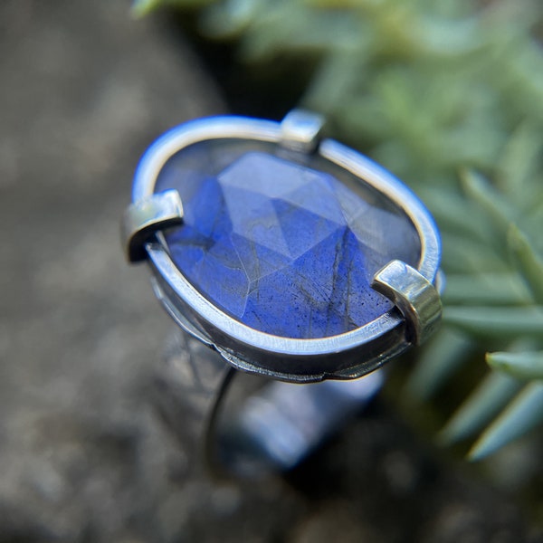 Bague en argent sterling avec labradorite bleue. Bague texturée en argent 925 oxydé. Bague brutaliste. Bijoux d'orfèvrerie artisanale