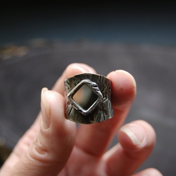 Brutalist mirror glass ring in Tiffany technique. Ukrainian artisan hand made jewelry. Hammered textured ring. Artisan band ring