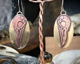 Brincos de crânio de corvo em cobre e latão. Brincos de Halloween, joias inspiradas na natureza.