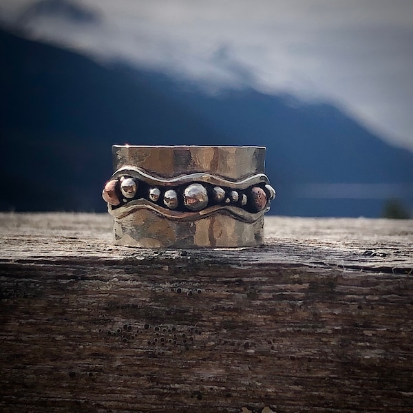 Sterling Zilveren Wide Band, Boho Style Statement Ring. Rustieke River Rock look op Hammered Silver. Handgemaakt in Alaska