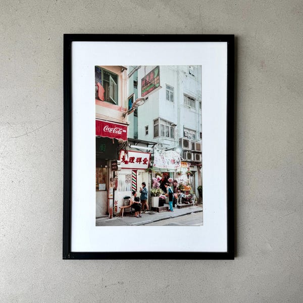 Vintage foto van een straatbeeld in Hongkong, straatfotografie uit de jaren 70, Aziatische stadsfotoprint