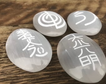 レイキシンボル入りセレナイトパームストーン、刻印入りヒーリングクリスタル