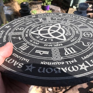 Koło Roku wyryte na naturalnym łupku, roczny cykl świąt sezonowych Wicca, wicca, pogaństwo, ołtarz, sztuka ścienna, czarownica
