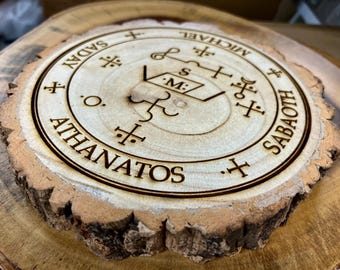 Rodaja de madera natural con el sigilo del Arcángel grabado, decoración de altar, arte mural