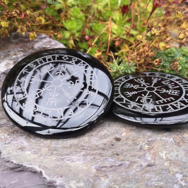 Grand wayfinder, Vegvisir, symbole de guidage et de protection, boussole viking/boussole runique, gravé sur un biseau d’obsidienne noire