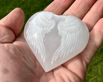 Grande pedra de cristal de selenita gravada em formato de coração, asas de anjo, reino angelical, remove energia negativa.