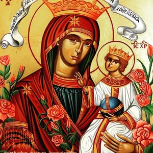 Könnte beinhalten: Eine traditionelle religiöse Ikone, die die Jungfrau Maria und das Jesuskind darstellt. Die Ikone ist in einem lebendigen Stil mit goldenen Akzenten gemalt und trägt eine rote und goldene Krone auf Marias Kopf. Der Hintergrund ist goldfarben mit einem floralen Design.