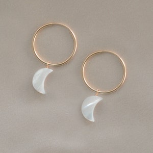 Perlmutt Halbmond Creolen. 14kt gold filled oder 925er Silber. Natürlicher Chatoyant Muschelschmuck für Sie. Boho-Chic.