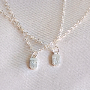 Sterling Luck, naszyjnik z dobrym szczęściem.福 Chiński symbol znaku, srebrna biżuteria. Symbol szczęścia błogosławiącego pomyślność. Delikatny urok tabliczki