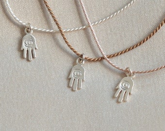 Halskette aus Hamsa-Seide mit bösem Blick aus Sterlingsilber. Schutzamulett, Talisman aus Sterlingsilber. Hand von Miriam. Hand des Schöpfers. Hand von Fatima.