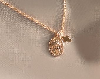 Collar de San Cristóbal con cruz. Chapado en oro de 14 quilates. Hermosa, detallada y brillante medalla de San Cristóbal con una pequeña cruz que rebota luz. Católica.