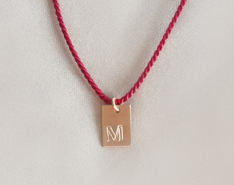Rote Schnur Seidenhalskette mit Initialen. 14KT Gold gefüllt. Individueller, personalisierter Schmuck. Schutzamulett, Talisman. Negatives Energie Schild Geschenk.