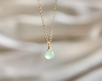 Prehnit Halskette. 14kt gold filled oder 925er Silber. Tropfenförmiger Chalcedon Edelstein. Stein der bedingungslosen Liebe. Natürlicher roher grüner Edelstein.