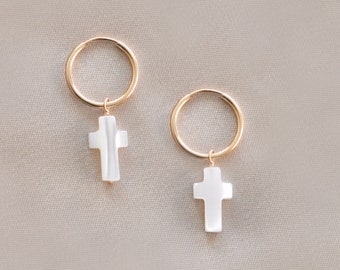 Kleine Kreuz Creolen aus Perlmutt 14KT gold filled oder 925er Silber. Zierliche Mini Creolen. Katholischer christlicher Abrahamischer Glaubensschmuck
