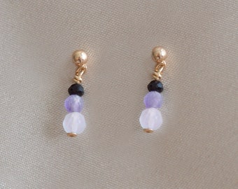 Zierliche Empath Edelstein Ohrringe. Schwarzer Turmalin Amethyst Rosenquarz. Winzige minimalistische funkelnde Edelsteintropfen. Kristall Heil Geschenke.