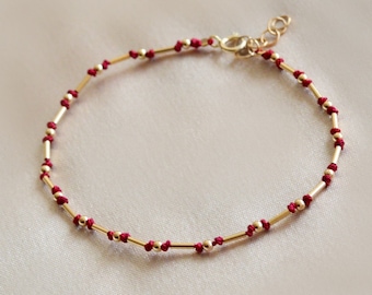 Rote Schnur 14kt Gold Filled Stab + Perle geknotetes Armband. Schlichtes Seidenarmband. Schutzamulett verteidigt das Auge des Auges / Kabbalah Brauch