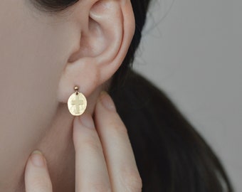 Antike Stil Kreuz Medaillon Ohrringe oder Halskette. 14kt gold filled vintage-ode Strukturgold Medaille, glänzendes Kreuz. Katholisches christliches Geschenk