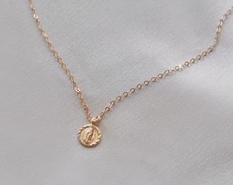 "Kleine ""Heilige Maria"" Halskette." 14k gold filled oder 925er Silber. Guadalupe Heilige Mutter Maria zierlichen religiösen Glauben Schmuck St Medaille Halskette