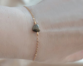 Pyrit Herz Armband. Zierliche 14kt gold filled oder 925er Silber Kette, winziges Edelstein Herz. Fülle Wohlstand Erfolgsstein.
