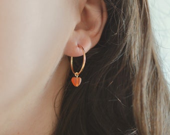 Rote Achat-Herz-Creolen. 14KT Gold filled oder Sterling Silber, Naturstein. Süßer, zierlicher Edelsteinschmuck. Wurzelchakra. Chalcedon.