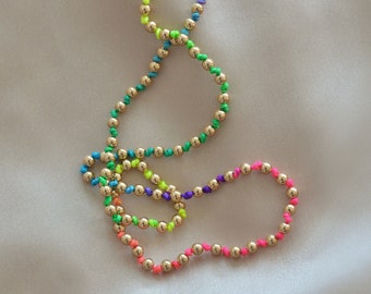 Regenbogen geknotete 14kt Gold Filled Ball Bead Choker / Halskette. Heller fast neon spaßiger sommerlicher Schmuck. Farbenfrohe minimalistische Accessoires.