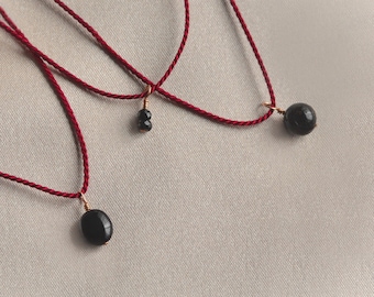 Collar de turmalina negra e hilo rojo de seda. Talismán protector. Protección contra el mal de ojo. Delicado amuleto empático. Cristaloterapia.