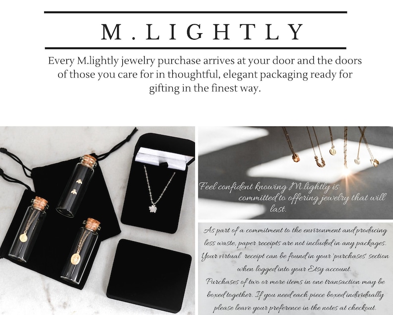 Peut inclure: Gros plan sur un emballage de bijoux. L'image montre une vari&eacute;t&eacute; de petites pochettes en velours noir, chacune contenant un d&eacute;licat collier en or ou un petit flacon en verre avec un charme en or. Le texte "M.lightly" est visible en haut de l'image.