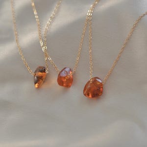 Collier en ambre brut poli. Bijoux en ambre couleur miel pour elle. Colliers pendentifs galets d'ambre lisse. Cadeau d'amulette d'ambre pour maman, amis. Angular shaped