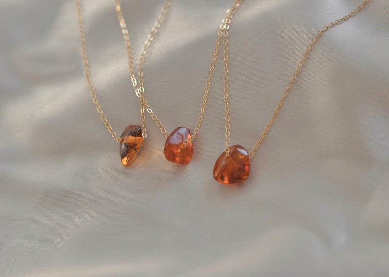 Collier en ambre brut poli. Bijoux en ambre couleur miel pour elle. Colliers pendentifs galets d'ambre lisse. Cadeau d'amulette d'ambre pour maman, amis. Angular shaped