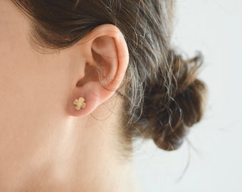 Four Leaf Clover Earrings. 14kt gold filled. Detailed textured Lucky charm stud earrings. Quatrefoil earrings. Good Luck jewelry for her.