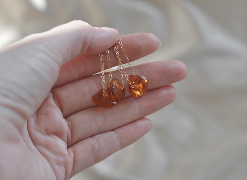 Collier en ambre brut poli. Bijoux en ambre couleur miel pour elle. Colliers pendentifs galets d'ambre lisse. Cadeau d'amulette d'ambre pour maman, amis. image 6