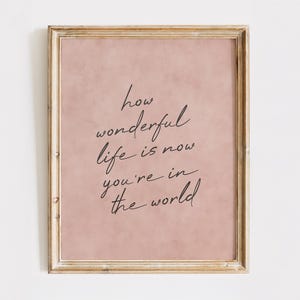 Impresión para guardería con frase "Qué maravillosa es la vida ahora", póster con tipografía rosa, arte de pared para habitación de bebé, obra de arte inspiradora imprimible, regalo para recién nacido