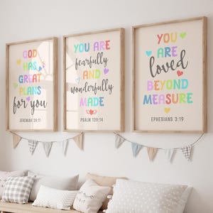 Juego de 3 impresiones de versículos bíblicos para guardería, arte de pared cristiano colorido, decoración de pared para habitación de niños, obra de arte de las Escrituras, póster religioso imprimible