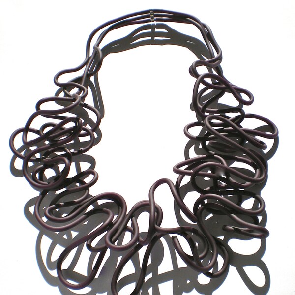 Collier MEDEA, Doit colorer