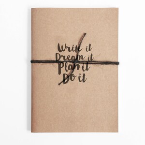 Bullet Journal A5 com capa de cartão reciclado e a citação "Escreva, sonhe, planeje, faça"