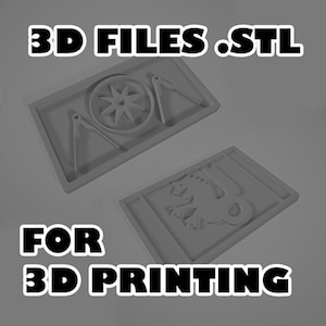 Puede incluir: Dos placas rectangulares de color gris claro con diseños en relieve. Una placa presenta un compás y un emblema en forma de estrella. La otra placa muestra una figura de león estilizada. El texto 3D FILES .STL FOR 3D PRINTING aparece en blanco.