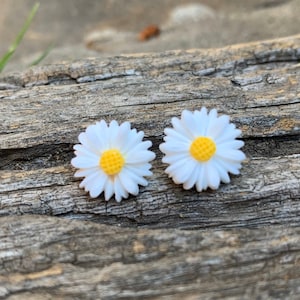Daisy Stud Earrings Acrylic and Silver Daisy Studs Spring Flower Cool Jewelry