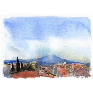 Könnte beinhalten: Aquarellmalerei einer Stadtlandschaft mit roten Dächern, grünen Bäumen und einer Bergkette unter blauem Himmel. Das Kunstwerk hat einen weichen, impressionistischen Stil mit sichtbaren Pinselstrichen und einem Fokus auf Farbe und Licht.