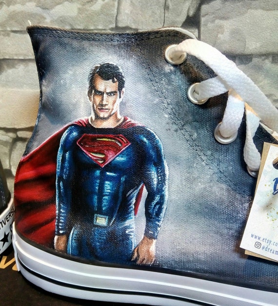 Superman von Hand bemalt Converse Schuhe, niedrige Tops, handgefertigte Schuhe, Superhelden Logo, DC Helden, DC Comics Schuhe Superman von Hand bemalt Converse Schuhe, niedrige Tops, handgefertigte Schuhe, Superhelden Logo, DC Helden, DC Comics Schuhe