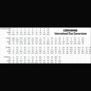 Op de afbeelding: Converse internationale maattabel. Toont US, UK en Euro maten voor baby's, kinderen, mannen en vrouwen. Toont ook centimeter maten voor elke maat, van 10,5 cm tot 32 cm.