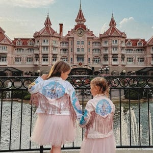 Disney Jacke, Disney Prinzessinnen Jacke, handbemalte Disney Jacke, Disney Prinzessinnen, Disney Stil, Disney Geschenk