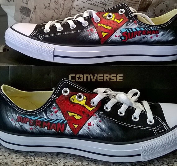 Superman von Hand bemalt Converse Schuhe, niedrige Tops, handgefertigte Schuhe, Superhelden Logo, DC Helden, DC Comics Schuhe Superman von Hand bemalt Converse Schuhe, niedrige Tops, handgefertigte Schuhe, Superhelden Logo, DC Helden, DC Comics Schuhe