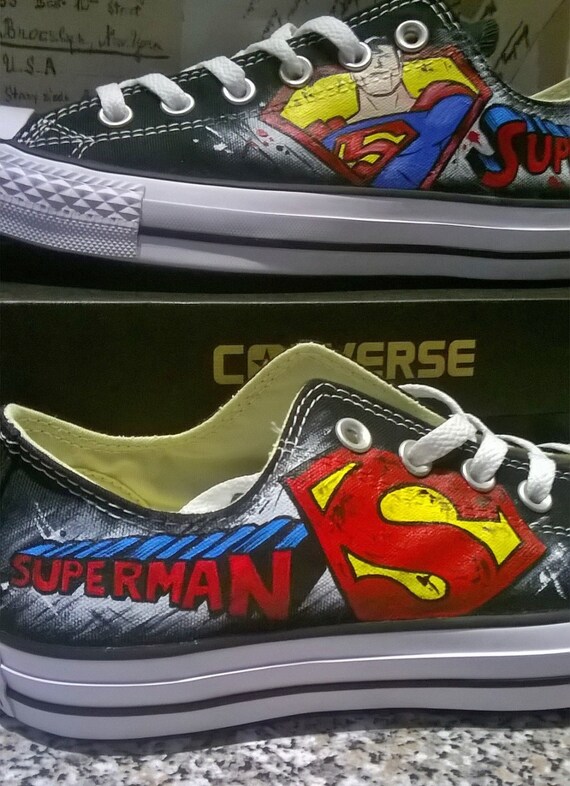 Superman von Hand bemalt Converse Schuhe, niedrige Tops, handgefertigte Schuhe, Superhelden Logo, DC Helden, DC Comics Schuhe Superman von Hand bemalt Converse Schuhe, niedrige Tops, handgefertigte Schuhe, Superhelden Logo, DC Helden, DC Comics Schuhe