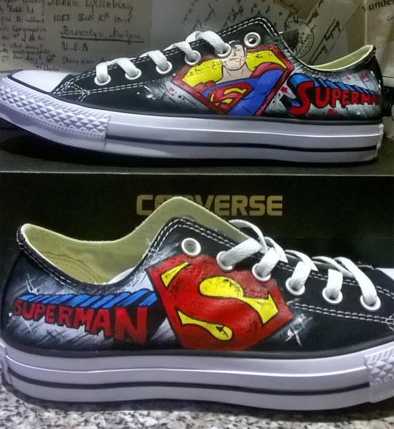 Superman von Hand bemalt Converse Schuhe, niedrige Tops, handgefertigte Schuhe, Superhelden Logo, DC Helden, DC Comics Schuhe Superman von Hand bemalt Converse Schuhe, niedrige Tops, handgefertigte Schuhe, Superhelden Logo, DC Helden, DC Comics Schuhe